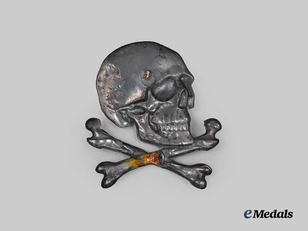 spain,_spanish_state._a_black_brigade_skull_cap_badge,_c.1936___m_n_c2217