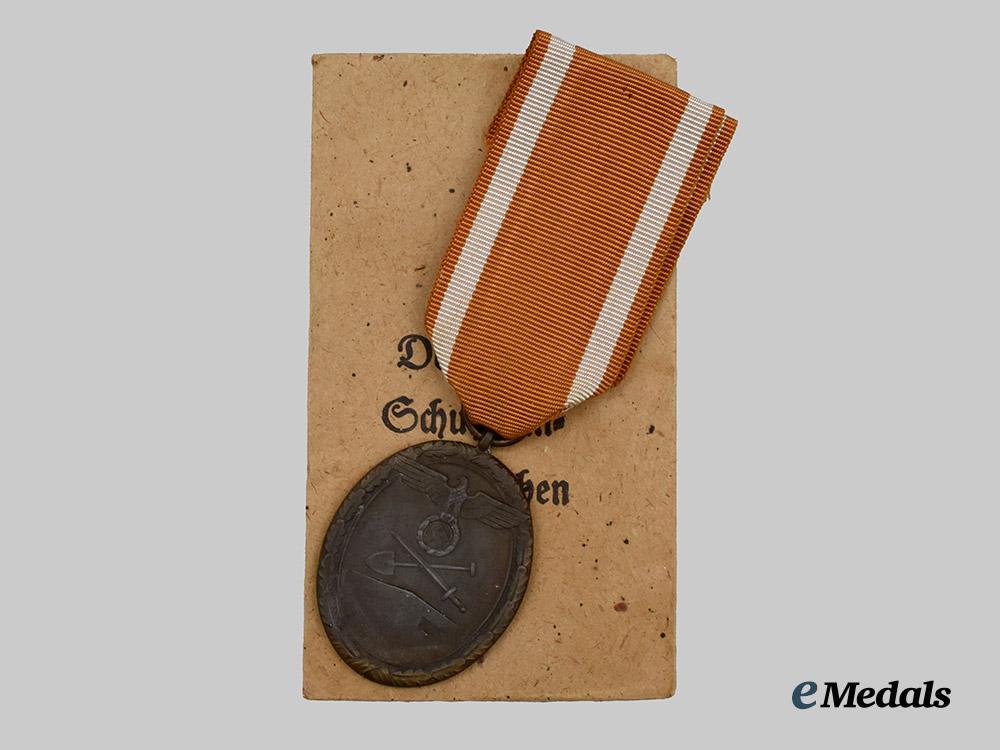 germany,_third_reich._a_west_wall_medal,_with_package,_by_carl_poellath___m_n_c2219