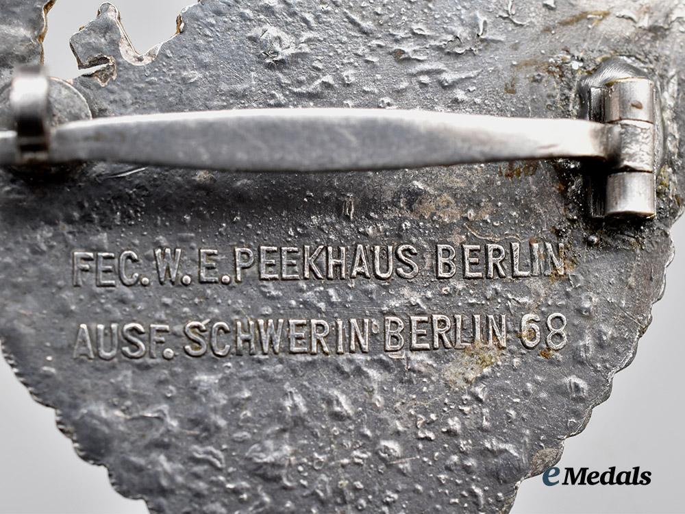 germany,_kriegsmarine._an_s-_boat_war_badge,_second_pattern,_first_variation_by_schwerin___m_n_c2234