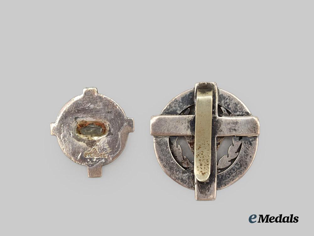 united_nations._a_lot_of_four_united_nations_emblem_insignias___m_n_c2332