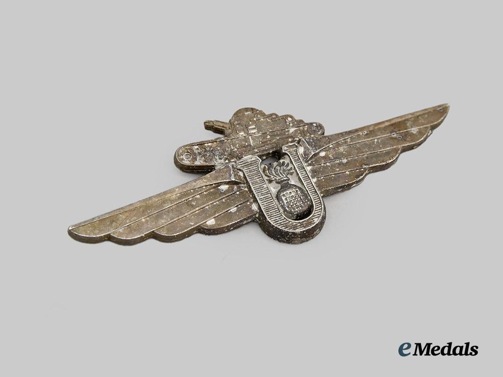 croatia,_independent_state._a_grouping_of_a_rare_tank_badge_with_photograph_of_high_ranking_armoured_personnel___m_n_c2349