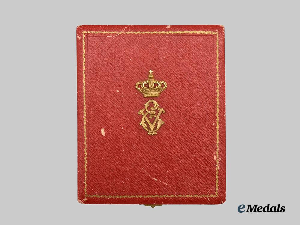 italy._kingdom._a_cased_order_of_the_crown_of_italy_in_gold,_knight_with_miniature,_c.1900___m_n_c2425