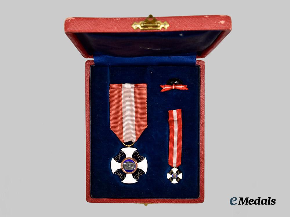 italy._kingdom._a_cased_order_of_the_crown_of_italy_in_gold,_knight_with_miniature,_c.1900___m_n_c2426