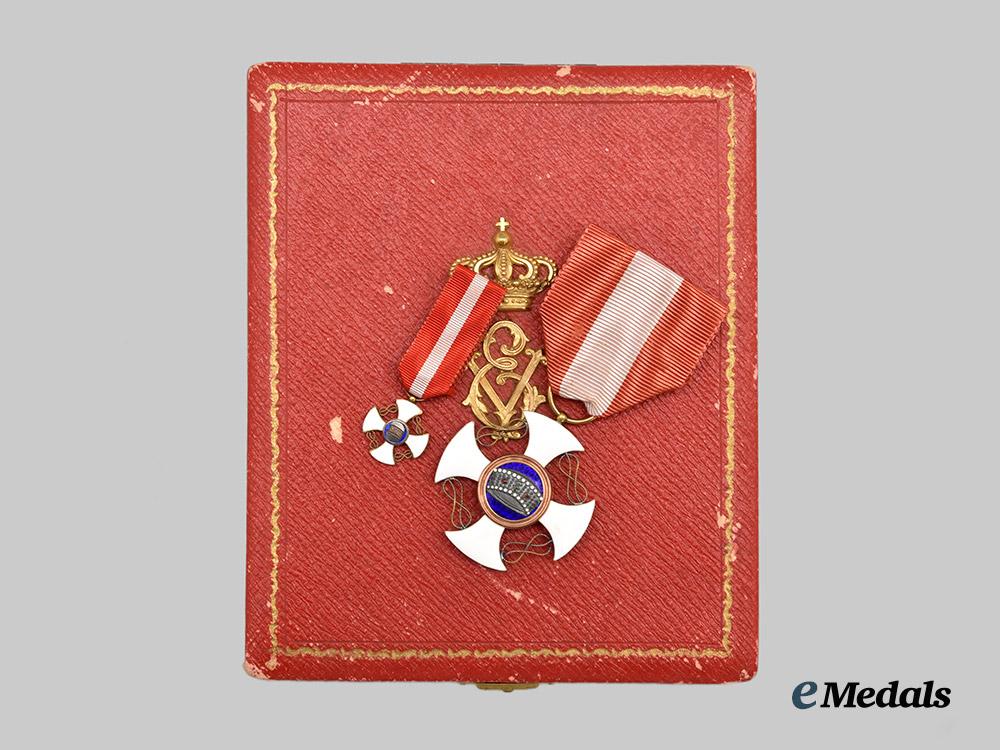italy._kingdom._a_cased_order_of_the_crown_of_italy_in_gold,_knight_with_miniature,_c.1900___m_n_c2428