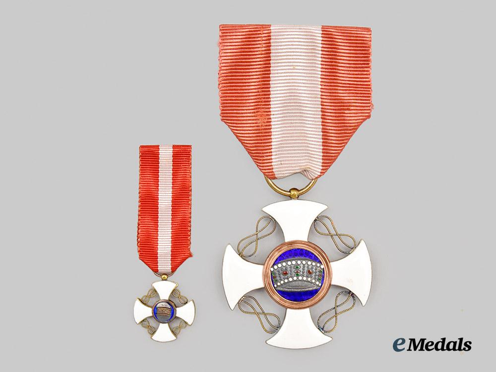 italy._kingdom._a_cased_order_of_the_crown_of_italy_in_gold,_knight_with_miniature,_c.1900___m_n_c2429