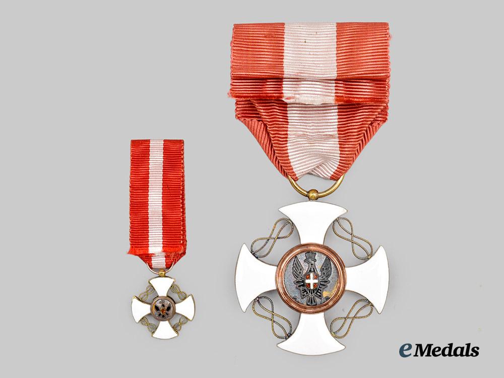 italy._kingdom._a_cased_order_of_the_crown_of_italy_in_gold,_knight_with_miniature,_c.1900___m_n_c2432