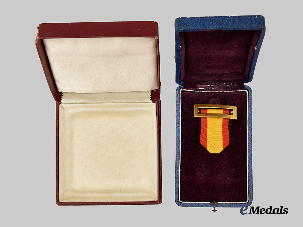 spain,_spanish_state._a_lot_of_two_medal_cases___m_n_c3169