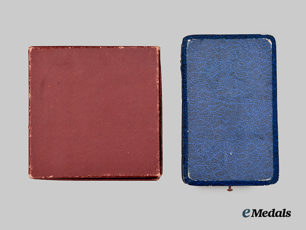 spain,_spanish_state._a_lot_of_two_medal_cases___m_n_c3172