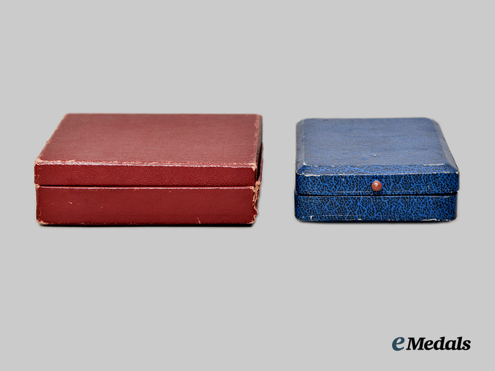 spain,_spanish_state._a_lot_of_two_medal_cases___m_n_c3173