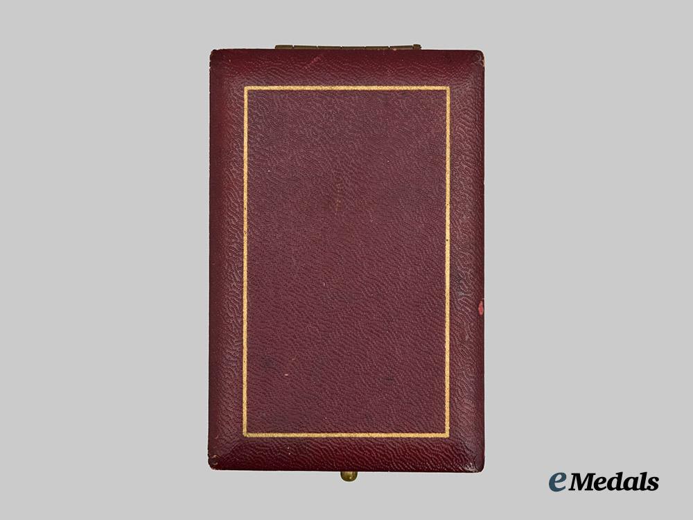 sweden,_kingdom._an_order_of_the_sword_with_swords,_members_badge_in_case___m_n_c3359