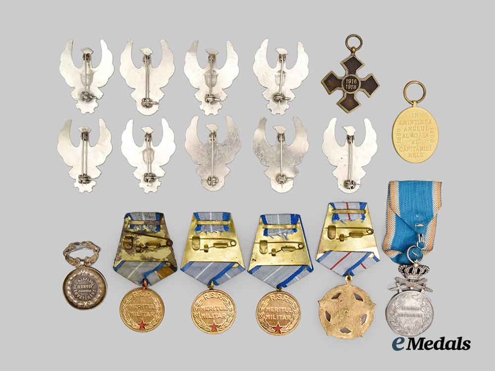 romania._a_lot_of_medals,_badges,&_insignia___m_n_c3377