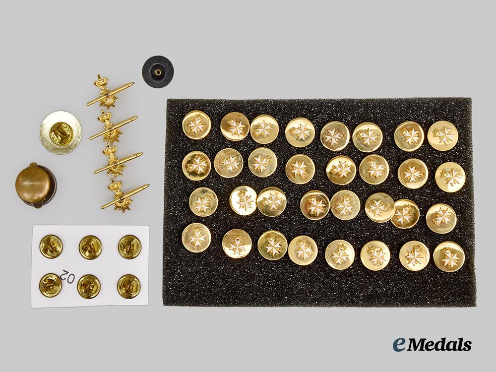 international._a_mixed_lot_of_st._john_ambulance_badges_and_buttons___m_n_c3380