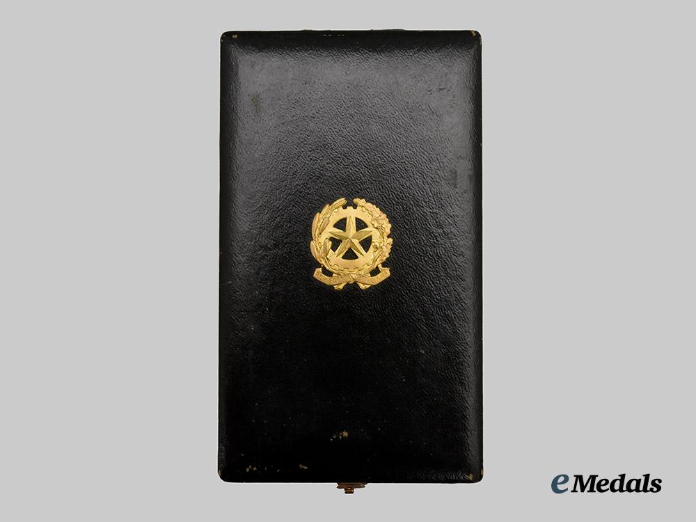 italy,_republic._an_order_of_the_star_of_italian_solidarity,_i_i_class___m_n_c3593