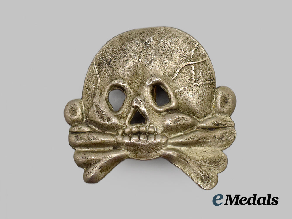germany,_weimar_republic._an_early_totenkopf_cap_insignia,_c.1923___m_n_c3795