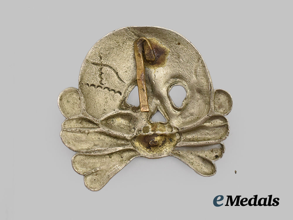 germany,_weimar_republic._an_early_totenkopf_cap_insignia,_c.1923___m_n_c3796