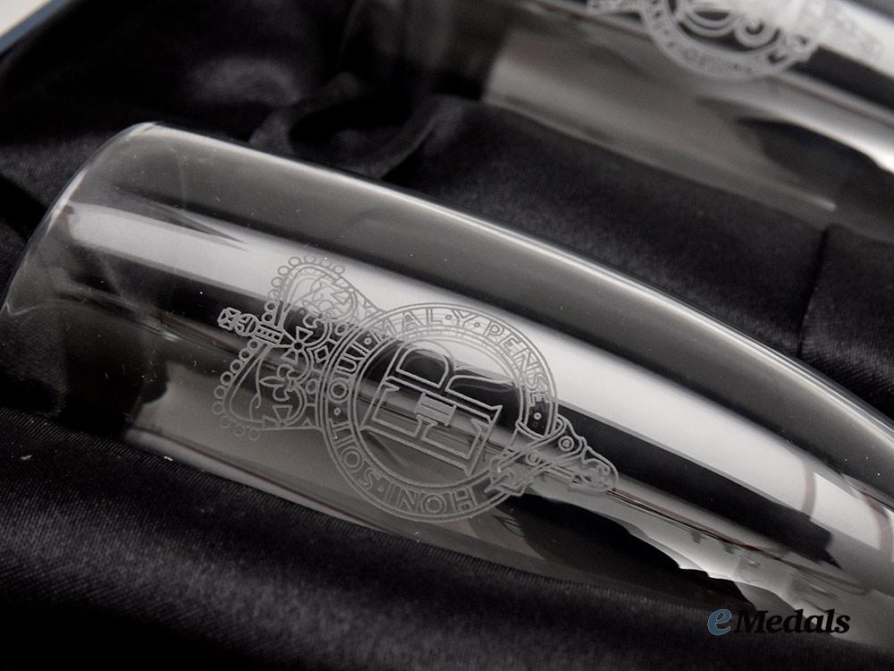 united_kingdom._her_majesty_queen_elizabeth_i_i.2007_christmas_gift_of_a_champagne_glasses&_tray,_boxed___m_n_c3946