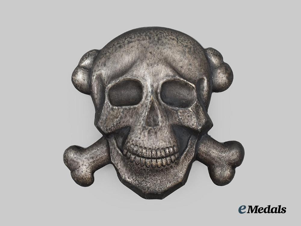 italy,_fascist_state._a_black_brigade_skull_beret_badge,_c.1943___m_n_c4332