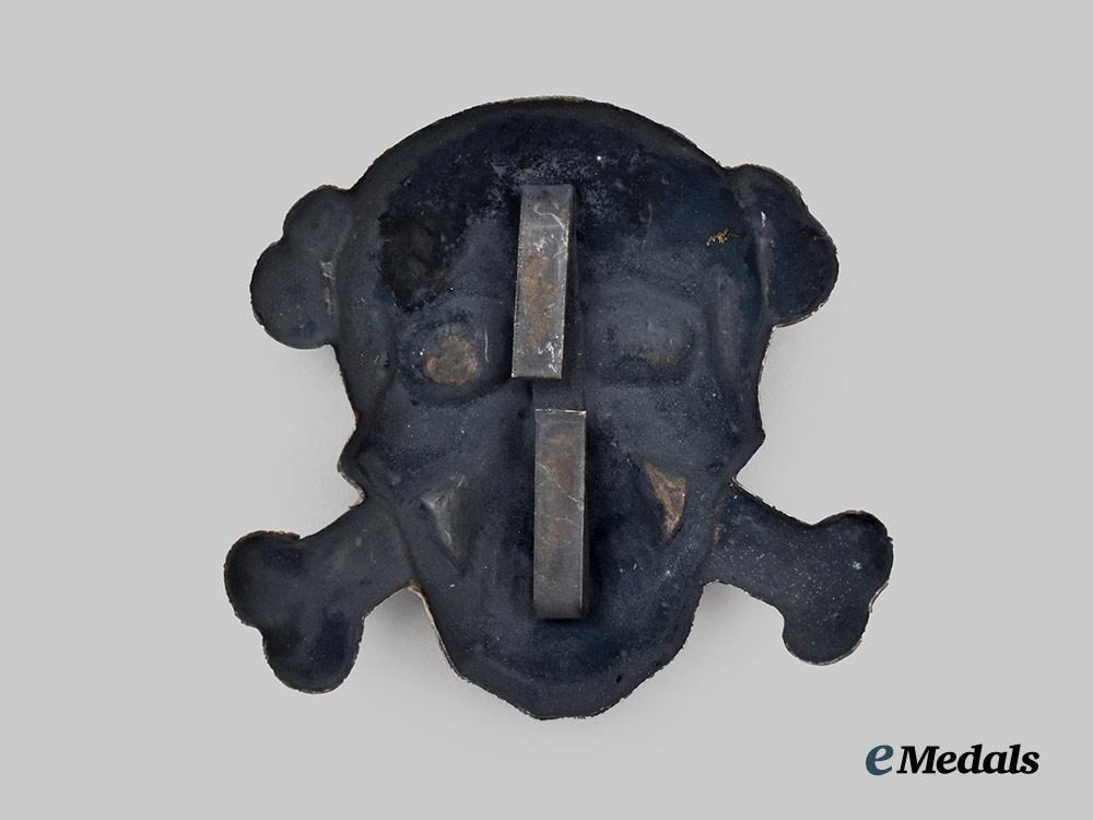 italy,_fascist_state._a_black_brigade_skull_beret_badge,_c.1943___m_n_c4334