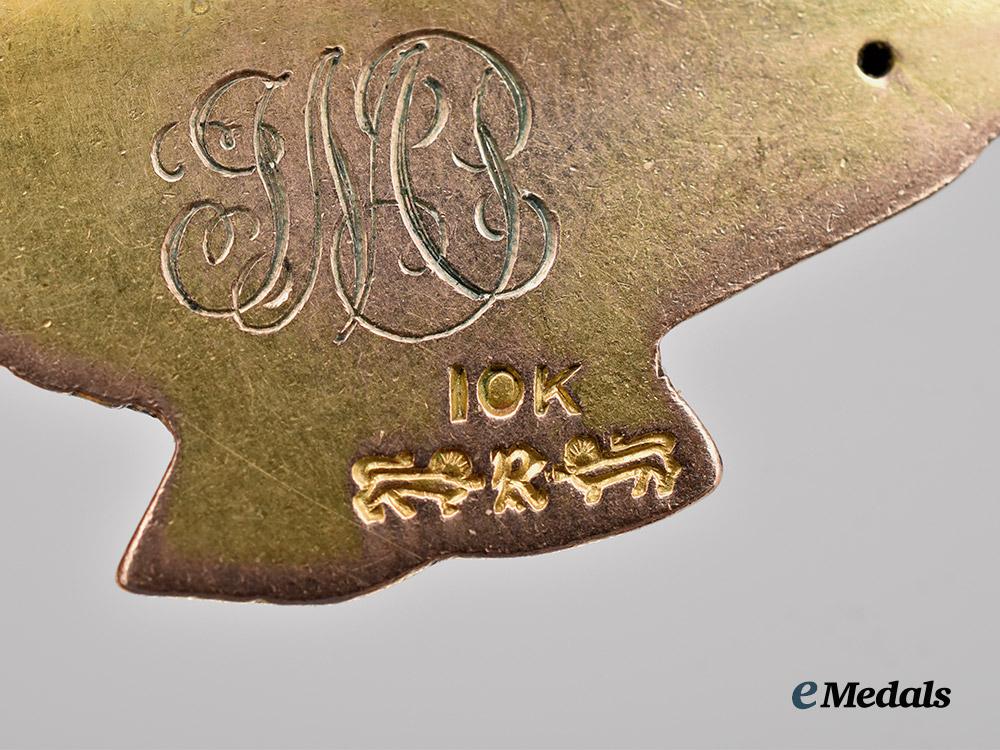 united_kingdom._a_second_war_r_a_f_gold_eagle_badge,_by_ryrie-_birks,_c.1925___m_n_c4422
