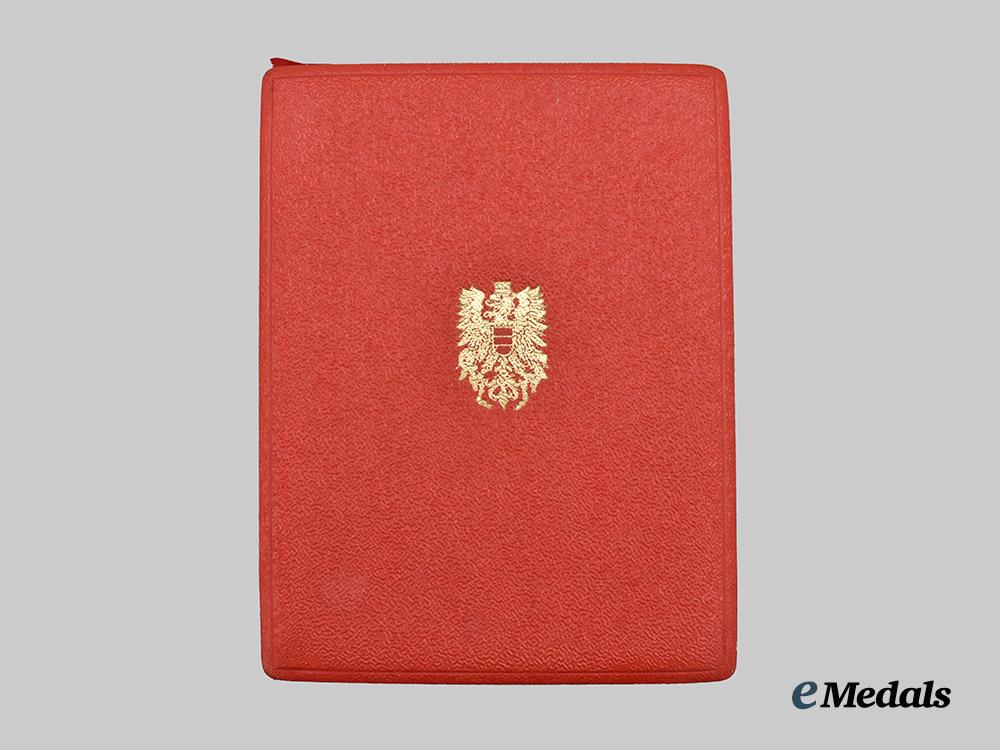 austria,_republic._a_decoration_of_honour_for_services_to_the_republic_of_austria,_gold_cross_honour___m_n_c4634