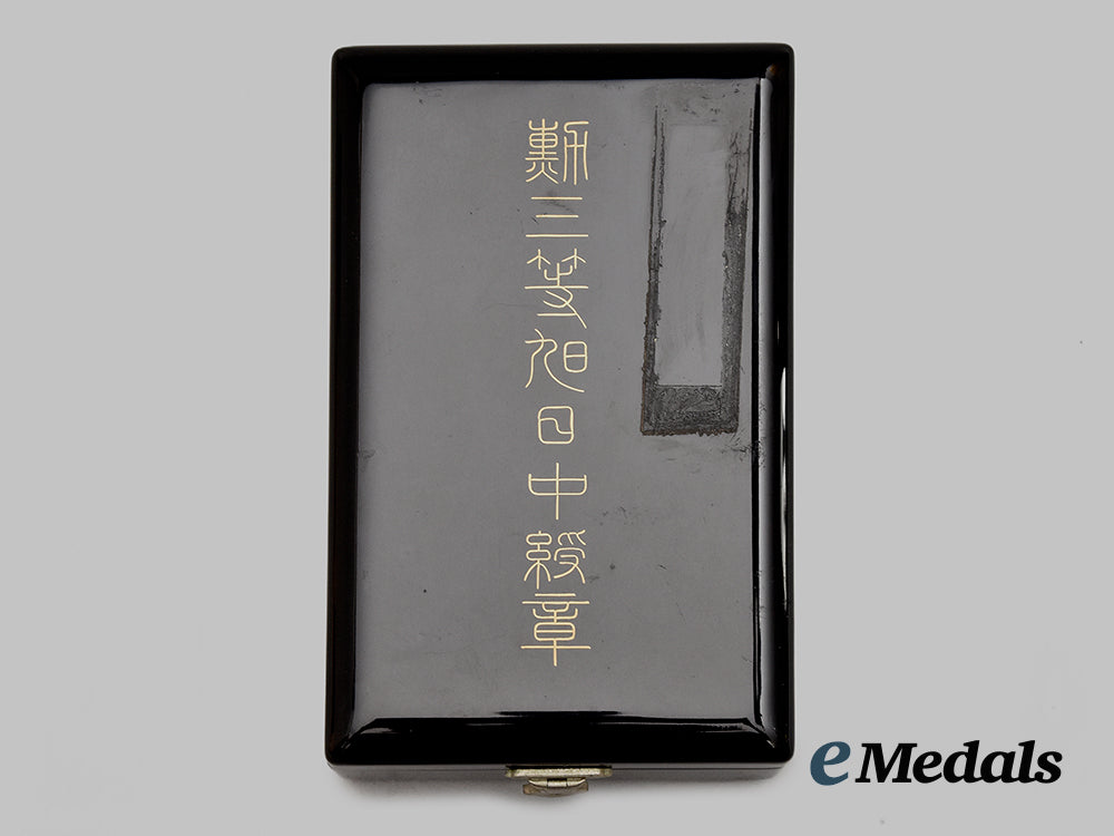 japan,_empire._an_order_of_the_rising_sun_with_boutonniere,_i_i_i_class___m_n_c5173