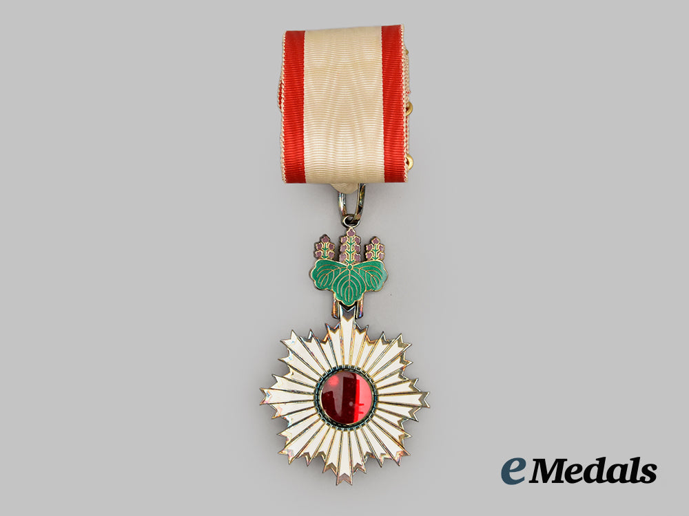 japan,_empire._an_order_of_the_rising_sun_with_boutonniere,_i_i_i_class___m_n_c5178