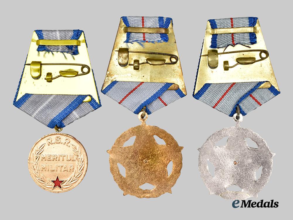 romania,_socialist._a_lot_of_three_romanian_socialist_military_merit_awards___m_n_c5322