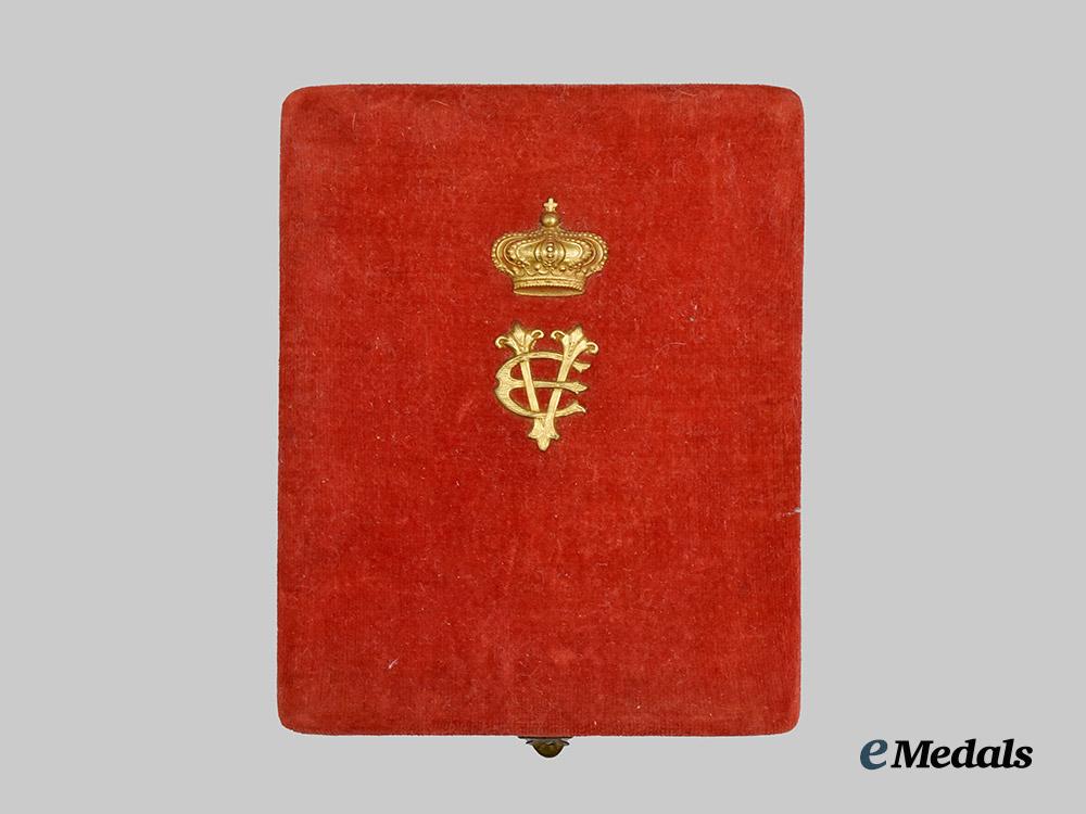 italy._kingdom._a_cased_order_of_the_crown_of_italy_in_gold,_knight_with_miniature,_c.1920___m_n_c5608