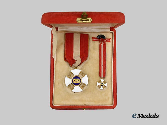 italy._kingdom._a_cased_order_of_the_crown_of_italy_in_gold,_knight_with_miniature,_c.1920___m_n_c5609