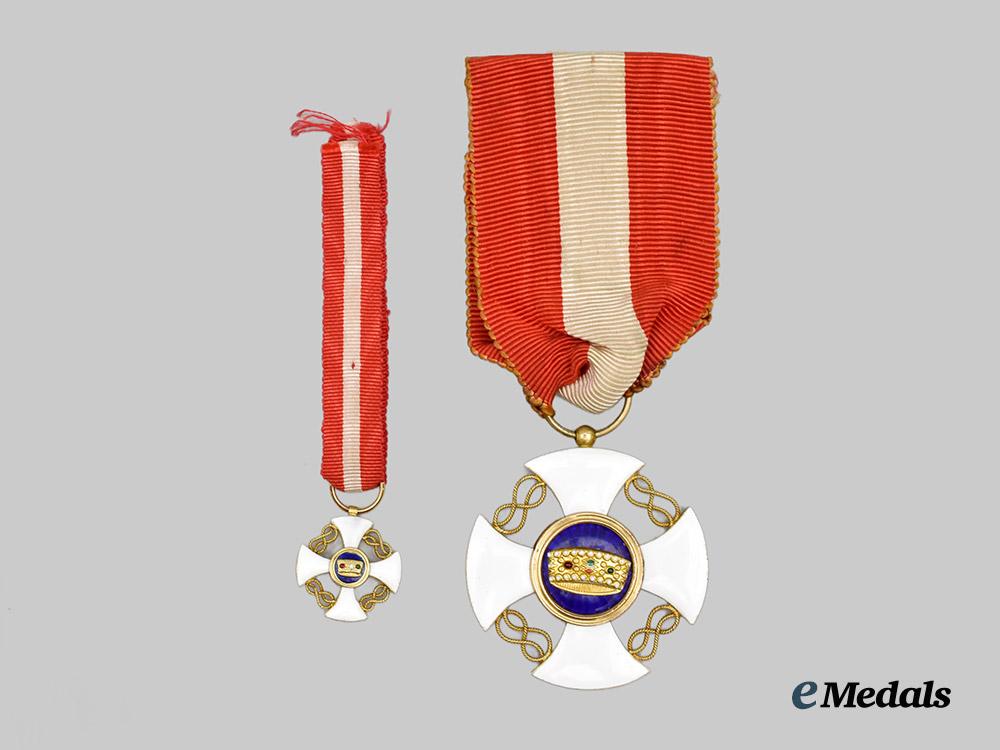 italy._kingdom._a_cased_order_of_the_crown_of_italy_in_gold,_knight_with_miniature,_c.1920___m_n_c5612