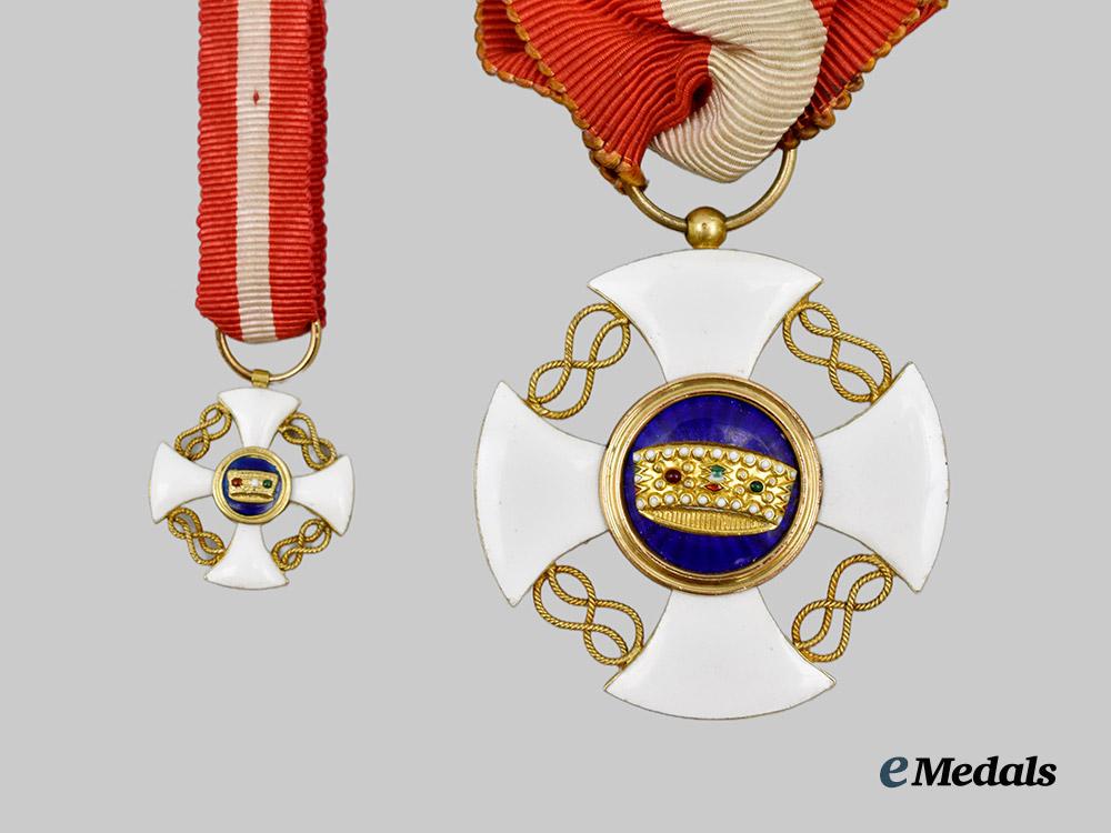 italy._kingdom._a_cased_order_of_the_crown_of_italy_in_gold,_knight_with_miniature,_c.1920___m_n_c5613