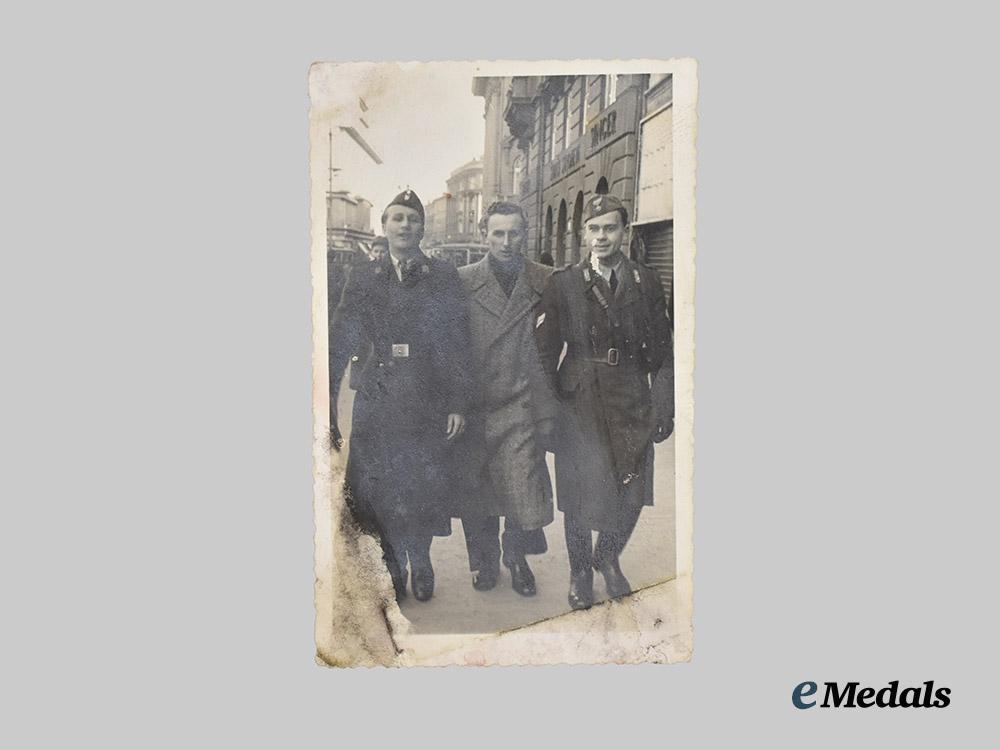 international._a_lot_of_second_war_photographs___m_n_c5638