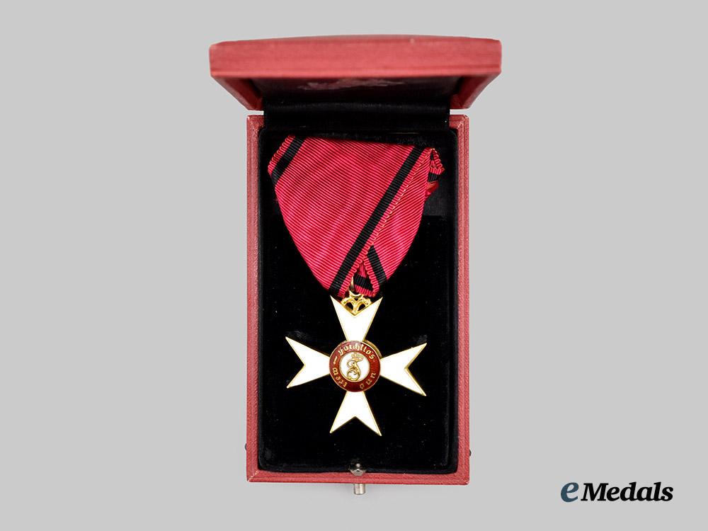 württemberg,_kingdom._an_order_of_the_württemberg_crown,_knight’s_cross_with_case,_c.1916___m_n_c5643