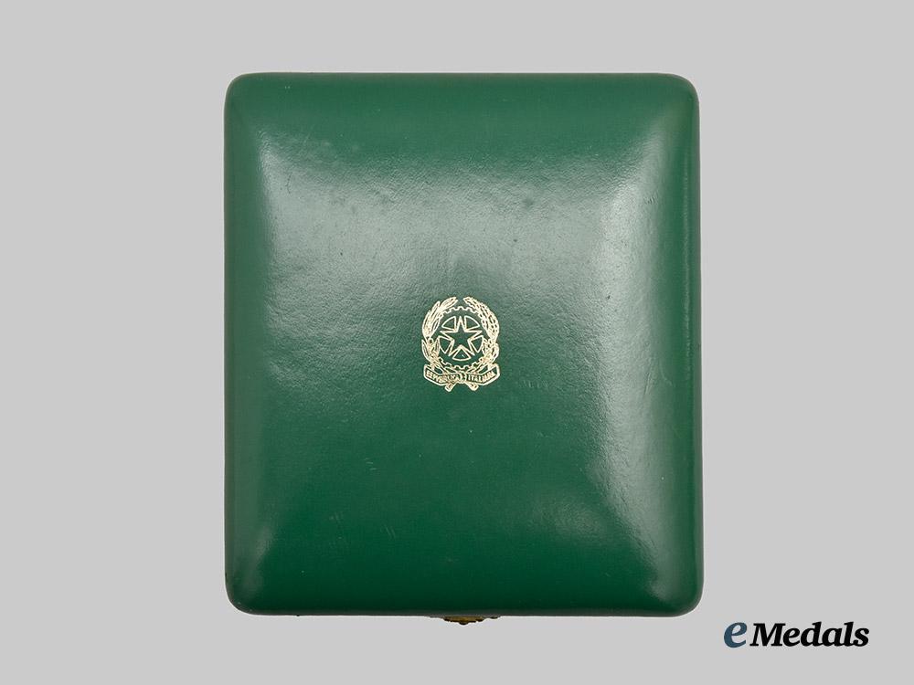 italy,_republic._an_order_of_merit_of_the_italian_republic,_v_class_knight,_by_johnson_milano___m_n_c5846