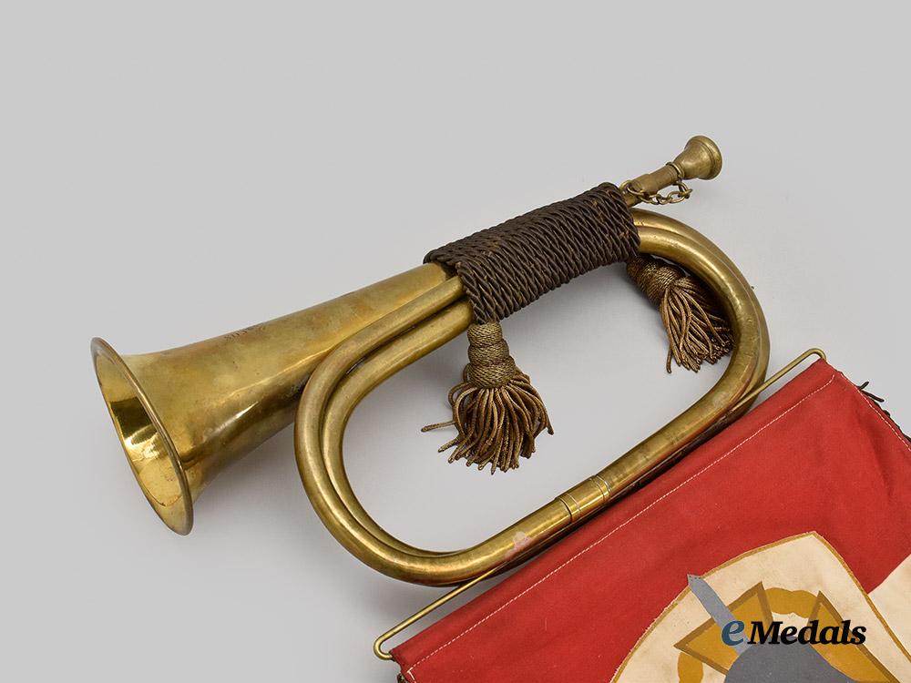 hungary,_kingdom._a_rare_national_front_fighters_association_bugle_and_standard___m_n_c6162