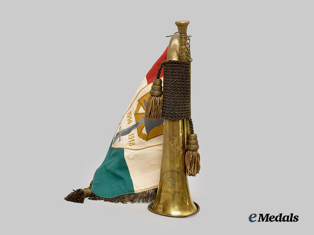 hungary,_kingdom._a_rare_national_front_fighters_association_bugle_and_standard___m_n_c6174