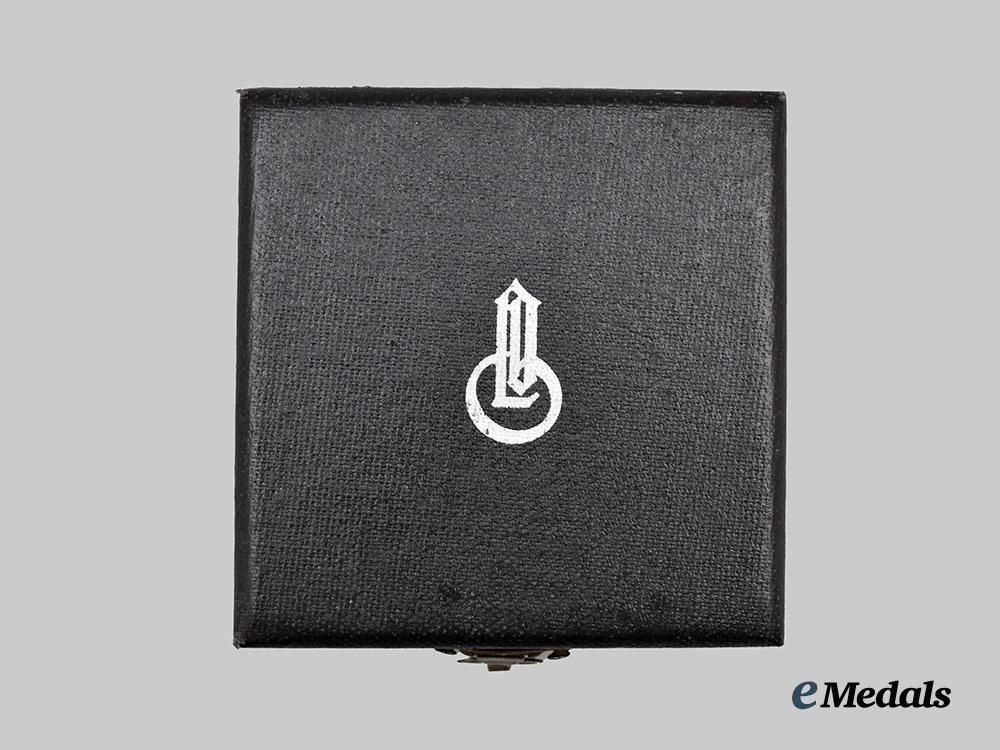 germany,_federal_republic._a_golden_oak_leaves,_swords,_and_diamonds_clasp,_with_case,_exhibition_example_by_rudolf_souval_c.1965___m_n_c6434