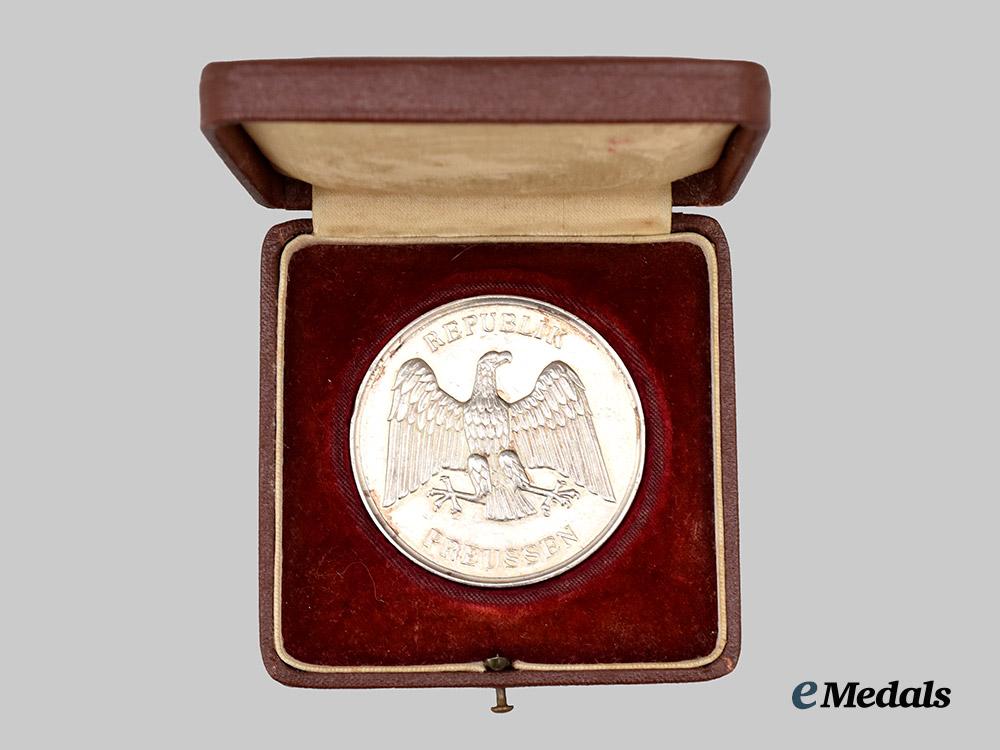 germany,_weimar_republic._a_life_saving_medal,_with_case,_by_the_prussian_mint___m_n_c6528