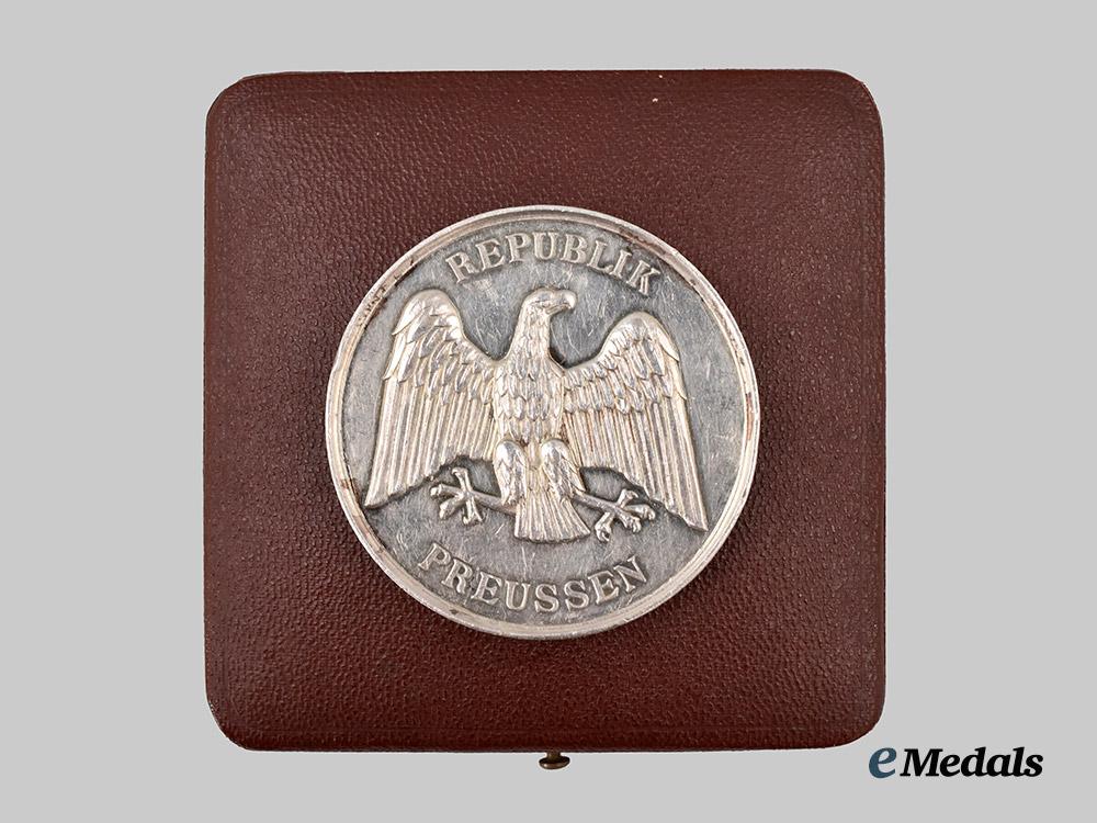 germany,_weimar_republic._a_life_saving_medal,_with_case,_by_the_prussian_mint___m_n_c6529