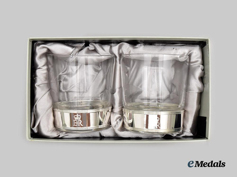 united_kingdom._her_majesty_queen_elizabeth_i_i2010_royal_christmas_gift_of_a_pair_of_glass_tumblers,_boxed___m_n_c6662