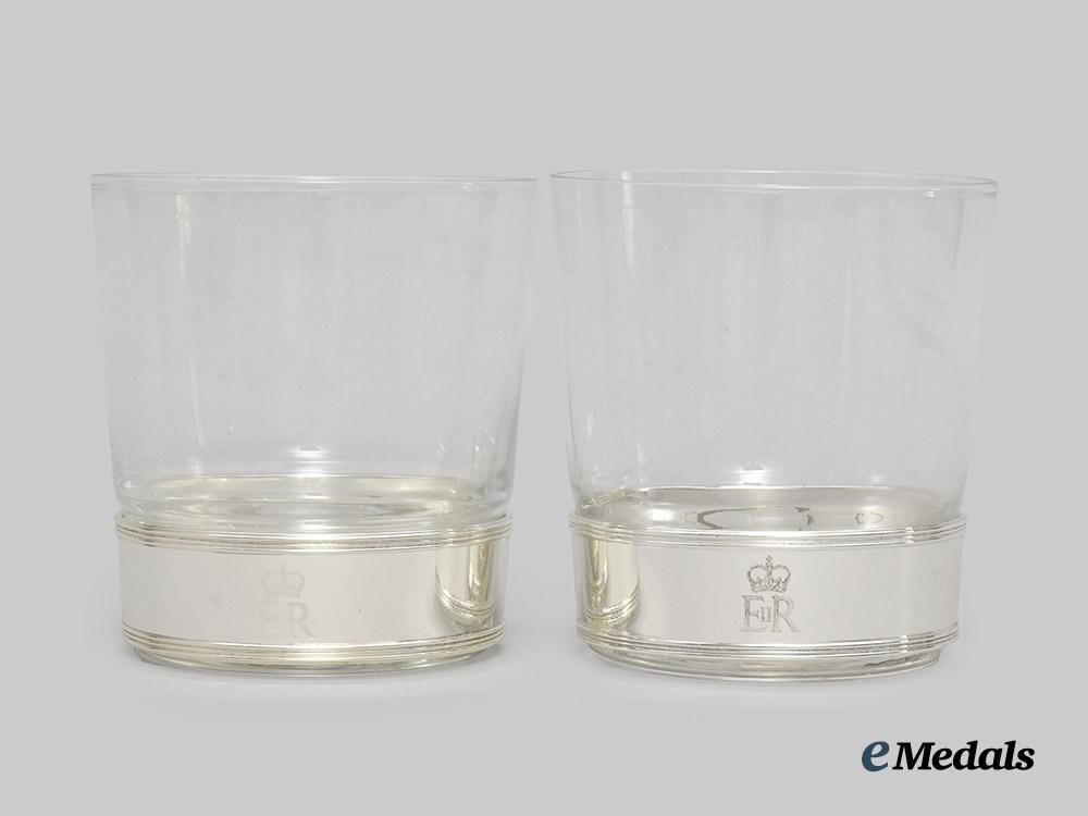 united_kingdom._her_majesty_queen_elizabeth_i_i2010_royal_christmas_gift_of_a_pair_of_glass_tumblers,_boxed___m_n_c6665