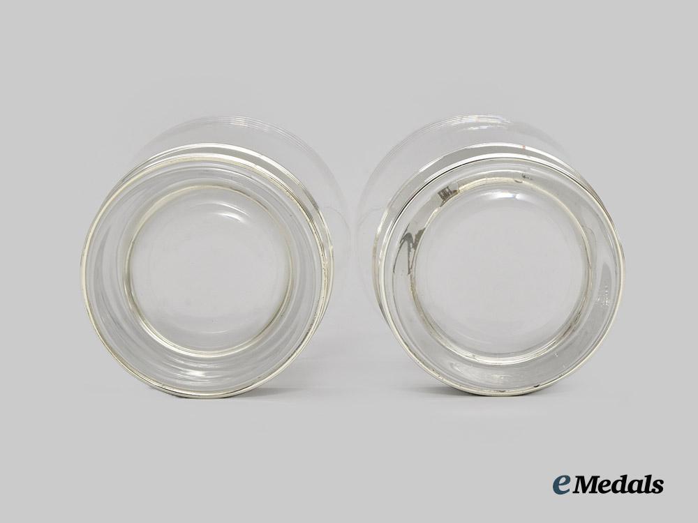 united_kingdom._her_majesty_queen_elizabeth_i_i2010_royal_christmas_gift_of_a_pair_of_glass_tumblers,_boxed___m_n_c6668