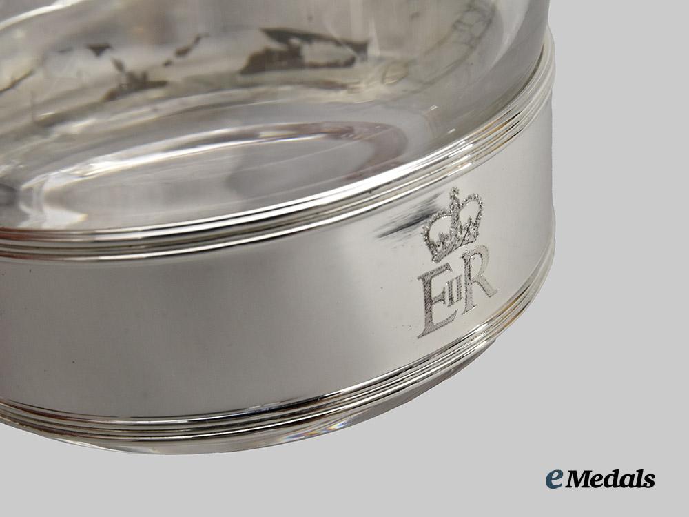 united_kingdom._her_majesty_queen_elizabeth_i_i2010_royal_christmas_gift_of_a_pair_of_glass_tumblers,_boxed___m_n_c6672