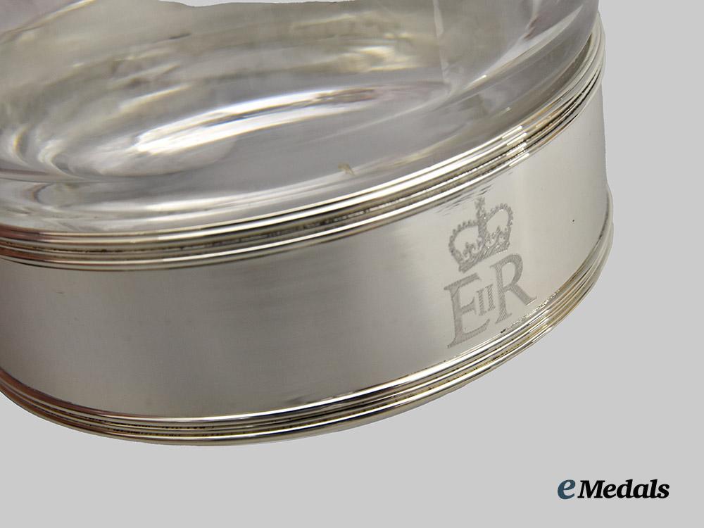 united_kingdom._her_majesty_queen_elizabeth_i_i2010_royal_christmas_gift_of_a_pair_of_glass_tumblers,_boxed___m_n_c6673