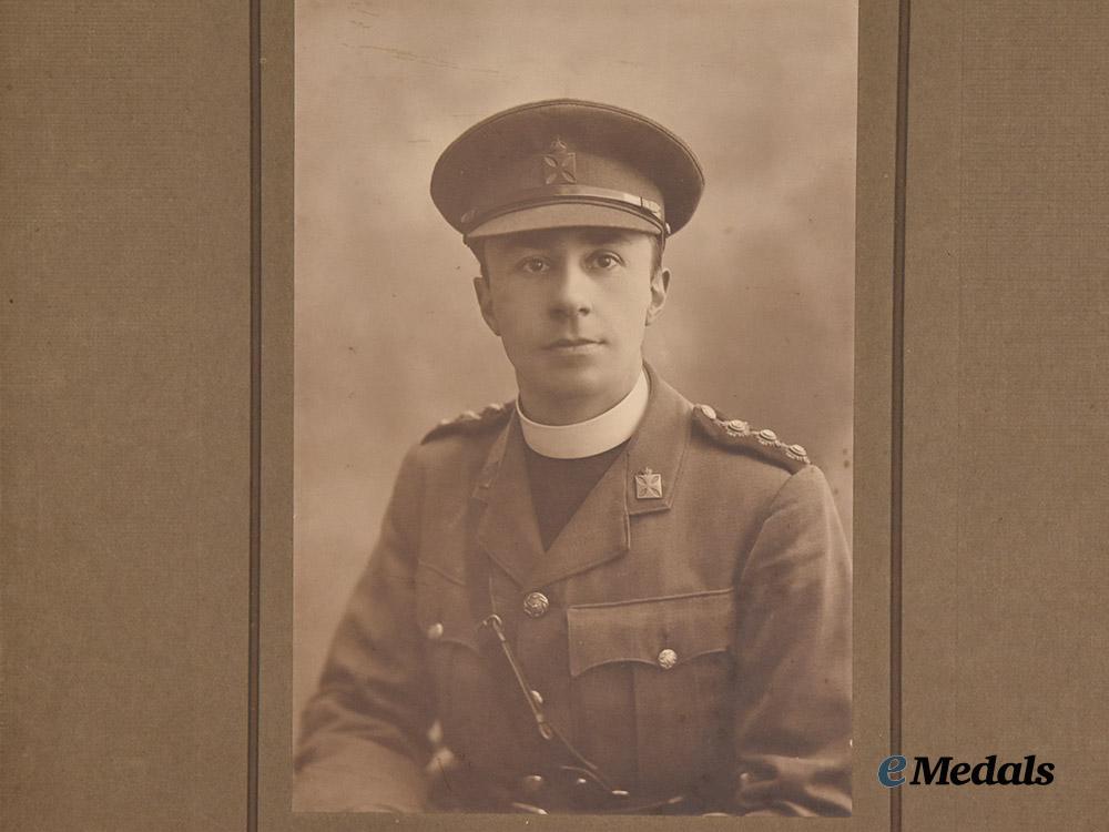 united_kingdom._a_great_war_chaplain_portrait,_with_cap_badge_and_c_e_f_buttons___m_n_c6729