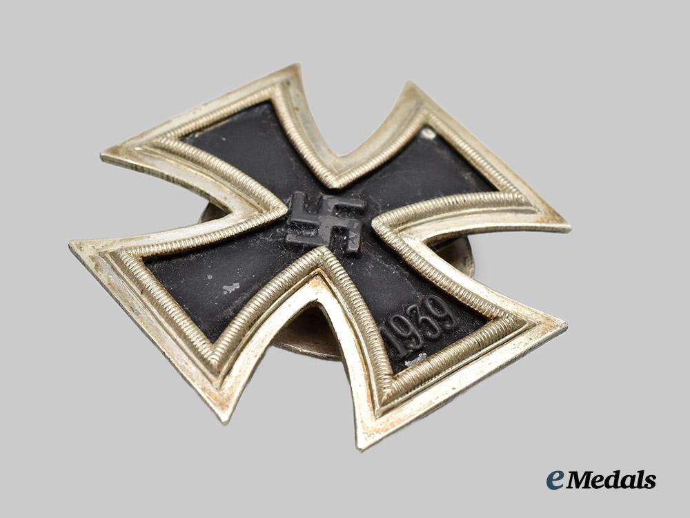 germany,_wehrmacht._a1939_iron_cross_i_class,_screwback_version_with_case,_by_c._e._juncker___m_n_c6784