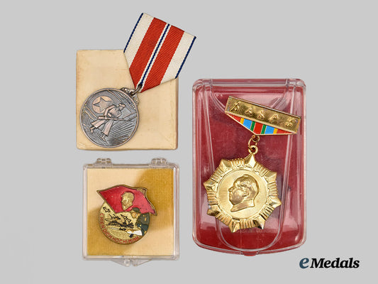 china._a_lot_of_three_medals&_awards___m_n_c6832