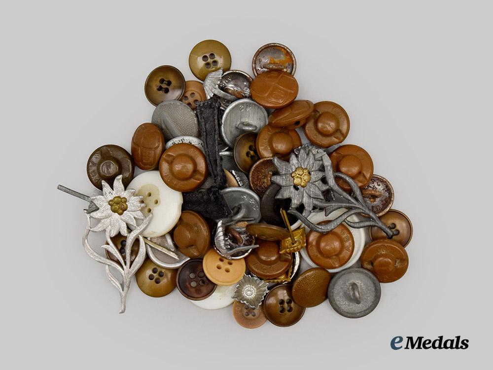 germany,_h_j._a_mixed_lot_of_buttons_and_insignia___m_n_c7145