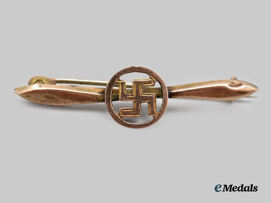 germany,_n_s_d_a_p._a_patriotic_swastika_brooch_in_gold,_british-_made,_by_alfred_james_cheshire___m_n_c7179