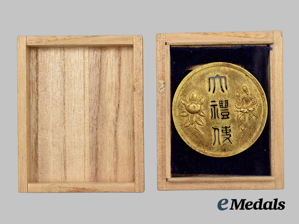 japan,_empire._an_imperial_attendant_badge,_second_war_period___m_n_c7279